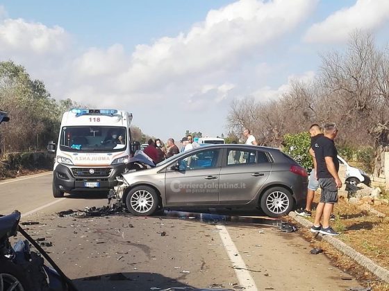 Impatto frontale tra auto alle porte del paese: due feriti in ospedale - Corriere Salentino