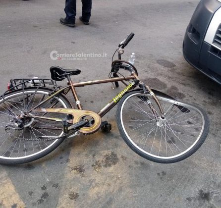 Carambola di auto in pieno centro, colpita anche una bici: un ferito - Corriere Salentino