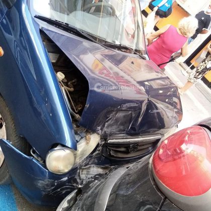 Carambola di auto in pieno centro, colpita anche una bici: un ferito - Corriere Salentino
