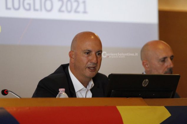 Il Lecce mette i tifosi sul cuore, presentate le nuove maglie. Ci sono novità per vecchi e nuovi abbonati - Corriere Salentino