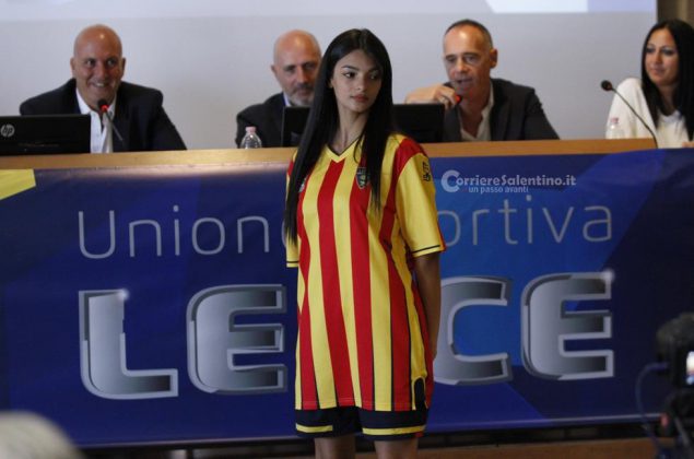 Il Lecce mette i tifosi sul cuore, presentate le nuove maglie. Ci sono novità per vecchi e nuovi abbonati - Corriere Salentino