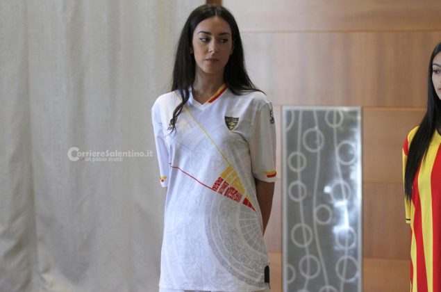 Il Lecce mette i tifosi sul cuore, presentate le nuove maglie. Ci sono novità per vecchi e nuovi abbonati - Corriere Salentino