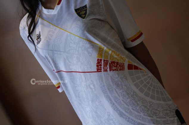 Il Lecce mette i tifosi sul cuore, presentate le nuove maglie. Ci sono novità per vecchi e nuovi abbonati - Corriere Salentino