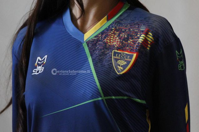 Il Lecce mette i tifosi sul cuore, presentate le nuove maglie. Ci sono novità per vecchi e nuovi abbonati - Corriere Salentino