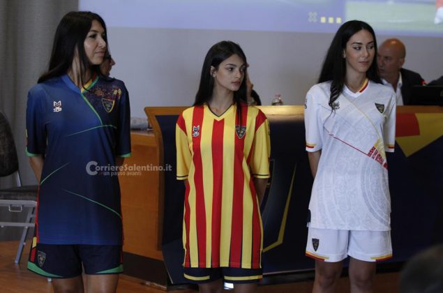 Il Lecce mette i tifosi sul cuore, presentate le nuove maglie. Ci sono novità per vecchi e nuovi abbonati - Corriere Salentino
