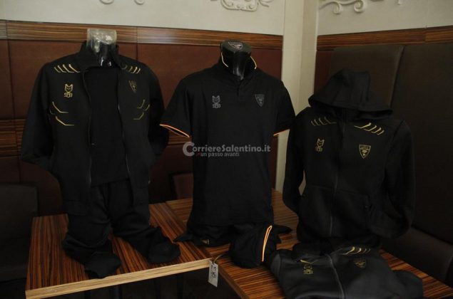 Il Lecce mette i tifosi sul cuore, presentate le nuove maglie. Ci sono novità per vecchi e nuovi abbonati - Corriere Salentino