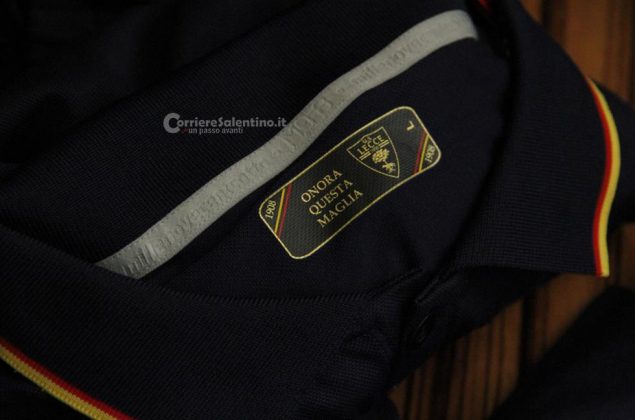 Il Lecce mette i tifosi sul cuore, presentate le nuove maglie. Ci sono novità per vecchi e nuovi abbonati - Corriere Salentino