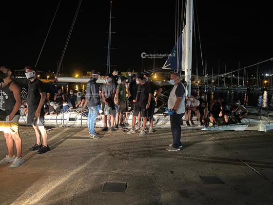 Sbarco nel cuore della notte: barca a vela avvistata a largo, 67 migranti approdano nel porto di Leuca - Corriere Salentino