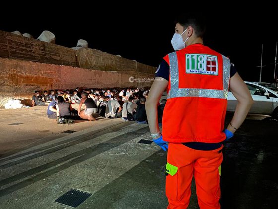 Sbarco nel cuore della notte: barca a vela avvistata a largo, 67 migranti approdano nel porto di Leuca - Corriere Salentino