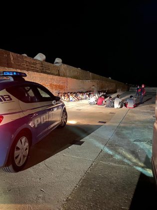 Sbarco nel cuore della notte: barca a vela avvistata a largo, 67 migranti approdano nel porto di Leuca - Corriere Salentino