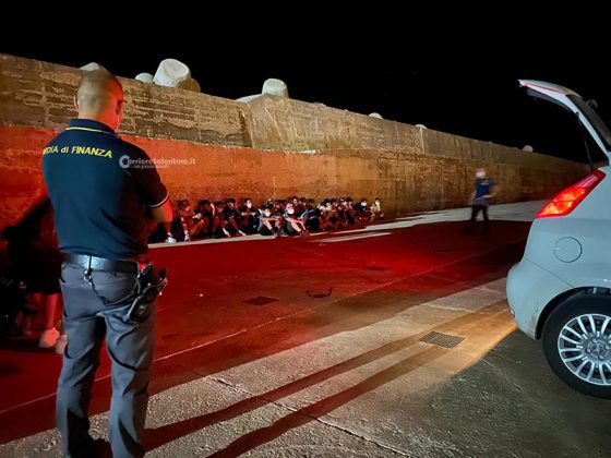 Sbarco nel cuore della notte: barca a vela avvistata a largo, 67 migranti approdano nel porto di Leuca - Corriere Salentino