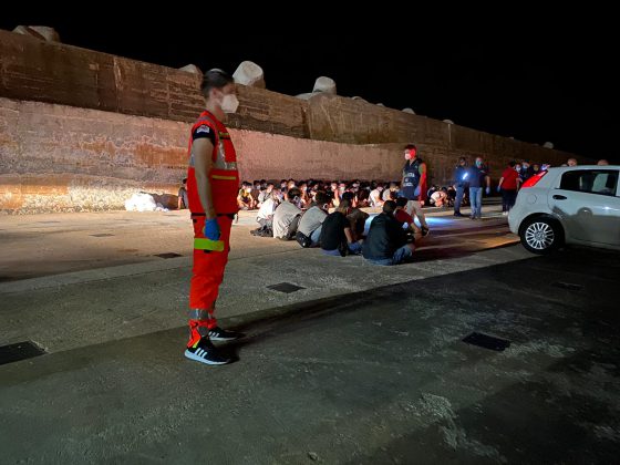 Sbarco nel cuore della notte: barca a vela avvistata a largo, 67 migranti approdano nel porto di Leuca - Corriere Salentino