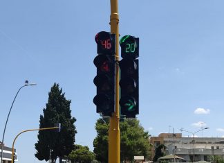 Passaggio con semaforo rosso: il Giudice annulla il verbale perchè nessun vigile era presente