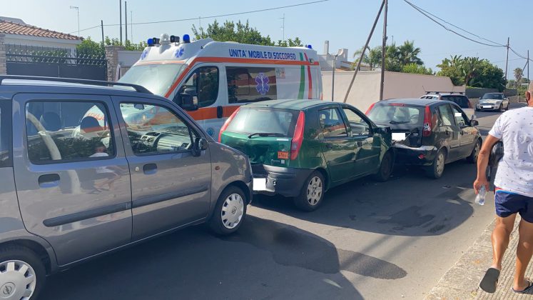 Tamponamento a catena all'ingresso della marina: tre auto coinvolte, strada chiusa per rilievi - Corriere Salentino