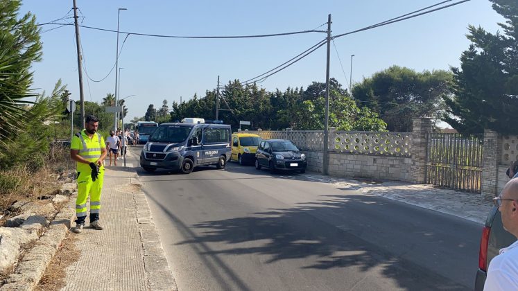 Tamponamento a catena all'ingresso della marina: tre auto coinvolte, strada chiusa per rilievi - Corriere Salentino