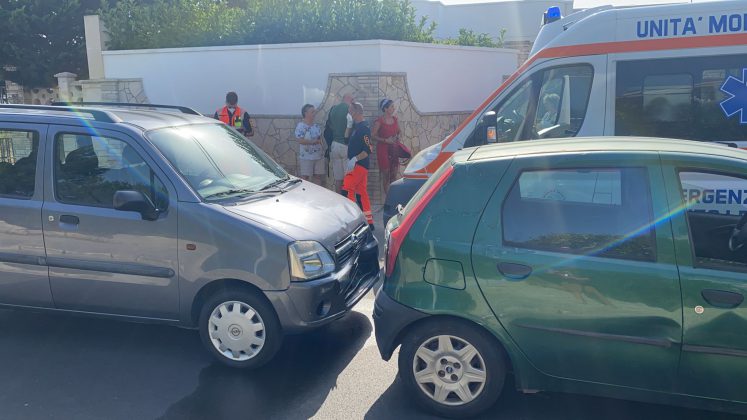 Tamponamento a catena all'ingresso della marina: tre auto coinvolte, strada chiusa per rilievi - Corriere Salentino