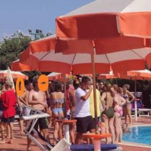 Covid, la riflessione di Minelli e il gioco delle due immagini: il virus avanza e la cosa veramente surreale sono gli assembramenti - Corriere Salentino