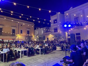 Alla Mostra della Ceramica “Io, te e Puccia” infiammano Cutrofiano. Musica etnica e pizzica, c’è attesa per la Notte della Taranta - Corriere Salentino