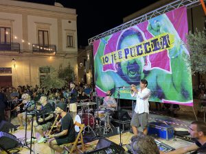 Alla Mostra della Ceramica “Io, te e Puccia” infiammano Cutrofiano. Musica etnica e pizzica, c’è attesa per la Notte della Taranta - Corriere Salentino