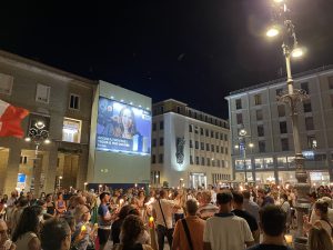 La fiaccolata in Piazza Sant’Oronzo per ricordare il dottore De Donno, l’eroe della prima ondata COVID morto suicida, che lanciò le cure col plasma iperimmune - Corriere Salentino