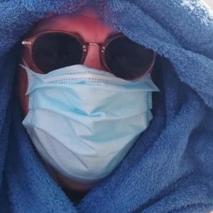 Covid, la riflessione di Minelli e il gioco delle due immagini: il virus avanza e la cosa veramente surreale sono gli assembramenti - Corriere Salentino