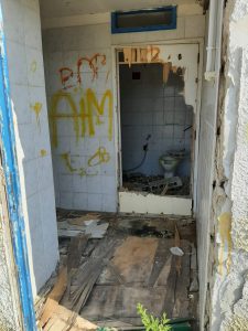 Ritorno a Beirut. Il degrado di Frigole sul Lungomare Mori un anno dopo, sempre uguale e immutabile - Corriere Salentino