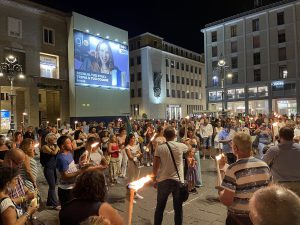 La fiaccolata in Piazza Sant’Oronzo per ricordare il dottore De Donno, l’eroe della prima ondata COVID morto suicida, che lanciò le cure col plasma iperimmune - Corriere Salentino