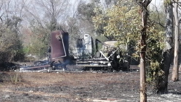 Divampano le fiamme: a fuoco alberi e macchia. Distrutto un camper - Corriere Salentino