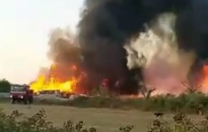 Divampano le fiamme in un deposito di pneumatici: fumo denso e nero in periferia - Corriere Salentino