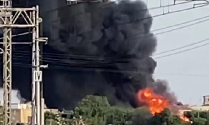 Divampano le fiamme in un deposito di pneumatici: fumo denso e nero in periferia - Corriere Salentino