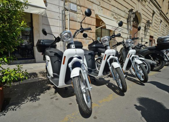Lecce, attivo da oggi il nuovo servizio sharing con scooter elettrici - Corriere Salentino