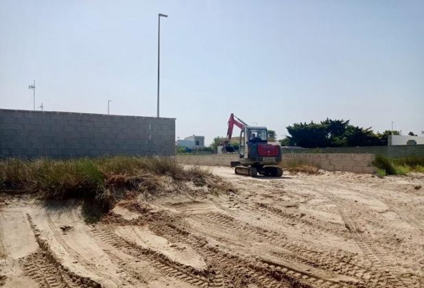 Spiaggiabella: rimossi i resti di un muro sull'arenile - Corriere Salentino