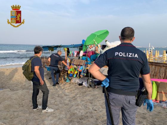Blitz all'alba, "rastrellata" la pineta di Baia Verde: due arresti per droga, sette espulsioni - Corriere Salentino