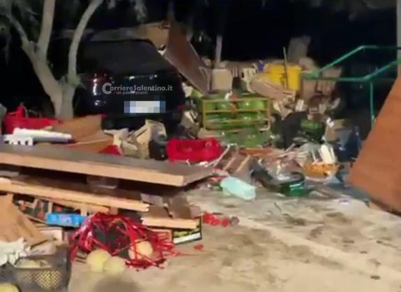 Paura in serata: auto sfonda gazebo di frutta e verdura, in due costretti alle cure in ospedale - Corriere Salentino