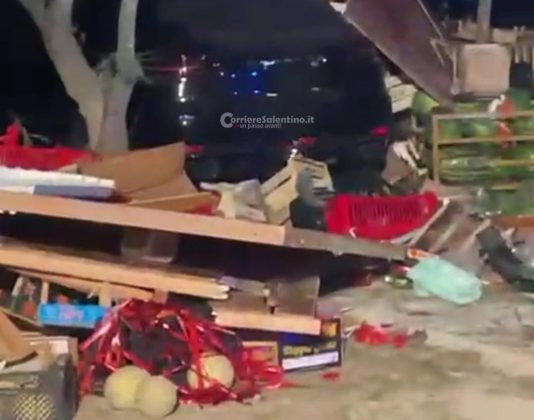 Paura in serata: auto sfonda gazebo di frutta e verdura, in due costretti alle cure in ospedale - Corriere Salentino