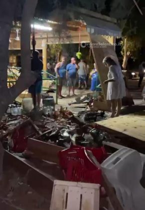 Paura in serata: auto sfonda gazebo di frutta e verdura, in due costretti alle cure in ospedale - Corriere Salentino