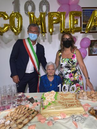 Il traguardo dei 100 anni: la comunità di Racale in festa per nonna Lidia - Corriere Salentino