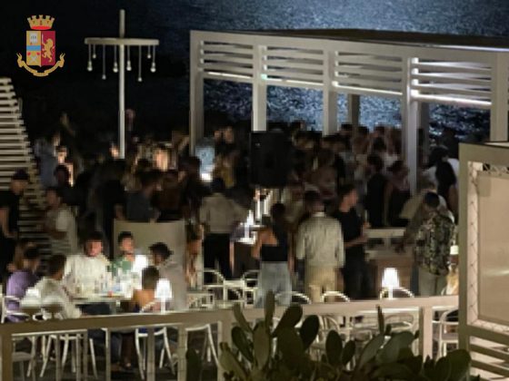 Centinaia di giovani ballano assembrati nel lido trasformato in discoteca: multe e chiusura serale per 5 giorni - Corriere Salentino