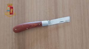 Stretta sui parcheggiatori abusivi a Gallipoli, uno di loro pretendeva soldi brandendo un coltello: arrestato - Corriere Salentino