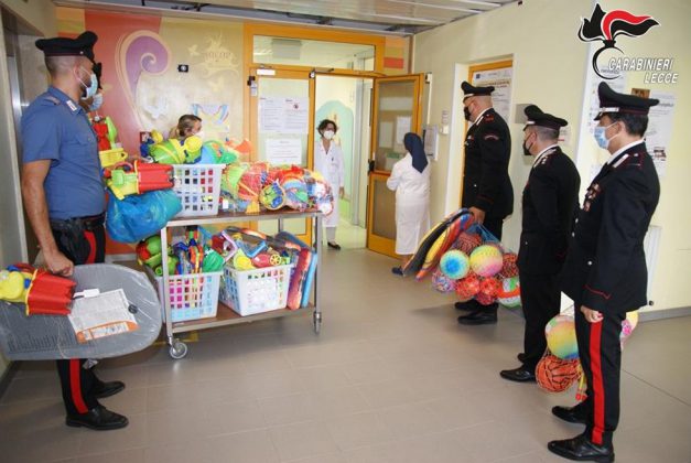 Donati ai bimbi del Fazzi i giochi sequestrati in riva al mare: l’encomiabile gesto dell’Arma dei carabinieri - Corriere Salentino
