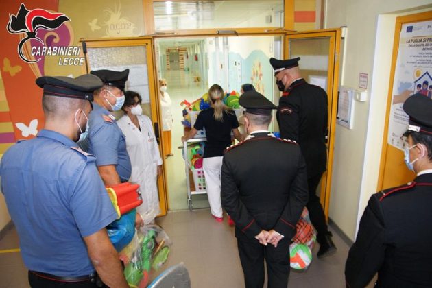 Donati ai bimbi del Fazzi i giochi sequestrati in riva al mare: l’encomiabile gesto dell’Arma dei carabinieri - Corriere Salentino
