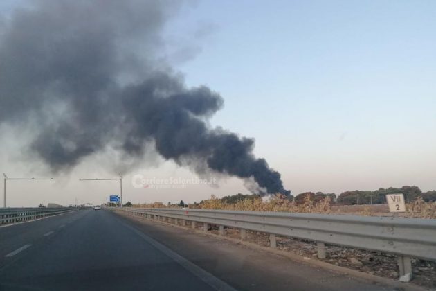 Divampano le fiamme in un deposito di pneumatici: fumo denso e nero in periferia - Corriere Salentino