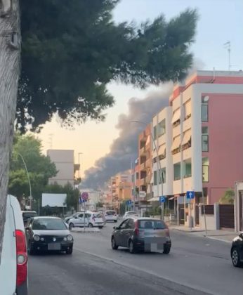 Divampano le fiamme in un deposito di pneumatici: fumo denso e nero in periferia - Corriere Salentino