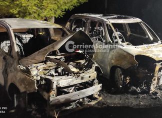 Misterioso rogo in periferia: fiamme distruggono una 500 e danneggiano un’altra auto