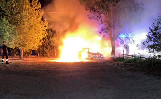 Divampano le fiamme in una tenuta nel basso Salento, incendio distrugge due auto: si indaga sulle cause - Corriere Salentino