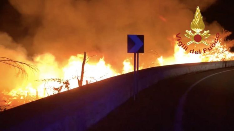 Inferno di fuoco a Porto Badisco: panico tra la gente, turisti in fuga. Evacuate abitazioni - Corriere Salentino