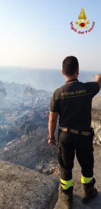 Porto Badisco: in fiamme 45 ettari, ancora in corso le operazioni di spegnimento - Corriere Salentino