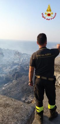Inferno di fuoco a Porto Badisco: panico tra la gente, turisti in fuga. Evacuate abitazioni - Corriere Salentino