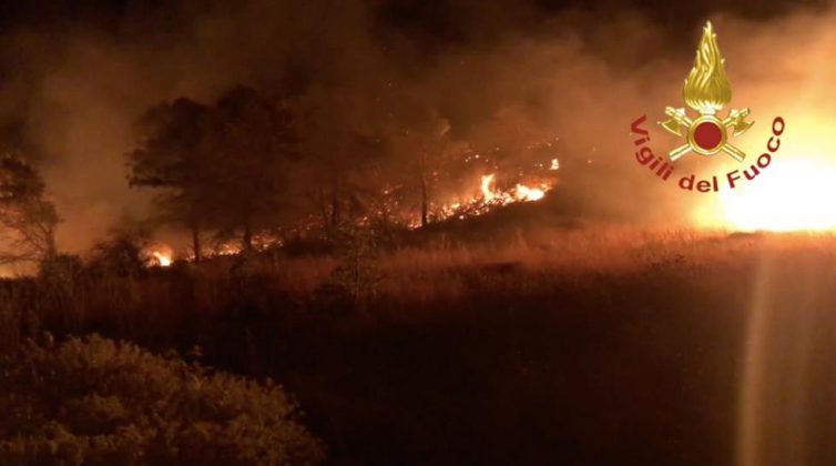 Inferno di fuoco a Porto Badisco: panico tra la gente, turisti in fuga. Evacuate abitazioni - Corriere Salentino