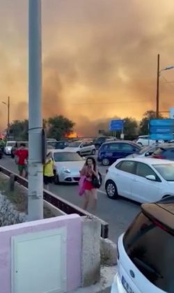 Inferno di fuoco a Porto Badisco: panico tra la gente, turisti in fuga. Evacuate abitazioni - Corriere Salentino